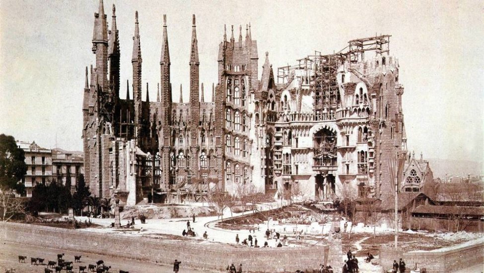1900_Sagrada Família_crypt.jpg