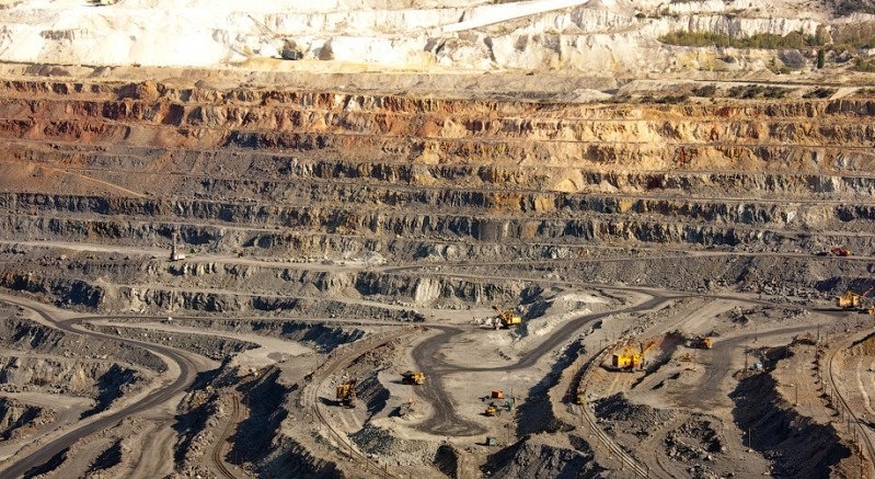 1_Lebedinsky_quarry_russia.jpg