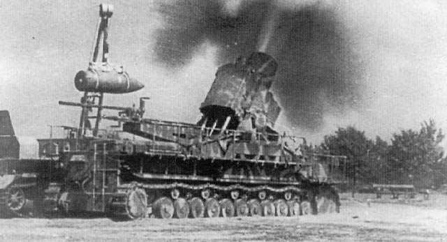 60 cm Karl-Gerät Ziu firing in Warsaw, August 1944.jpg