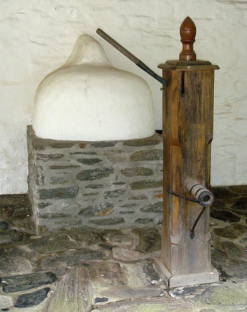 Beehive_oven_and_pump_at_wall_house.JPG