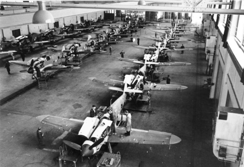 Bundesarchiv_Bild_101I-638-4221-06,_Produktion_von_Messerschmitt_Bf_109.jpg