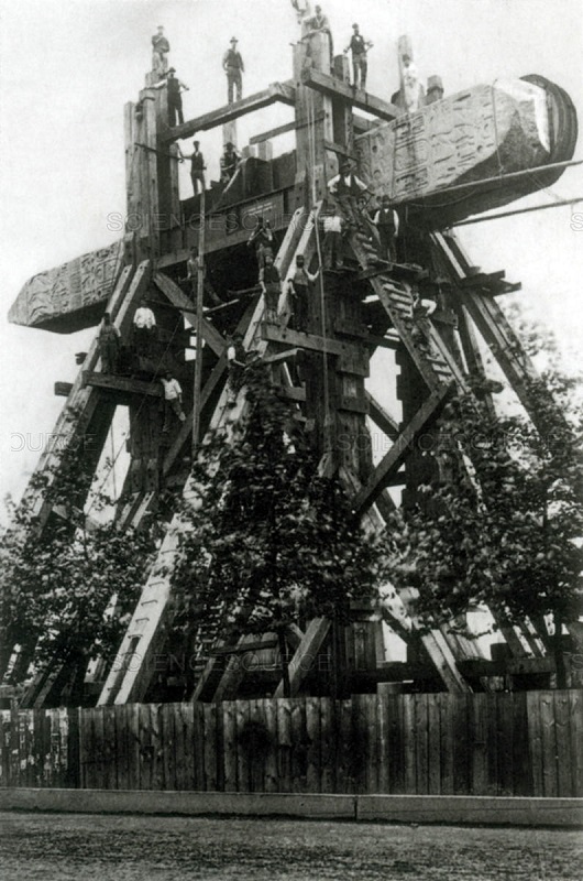 London_obelisk_up-aired.jpg
