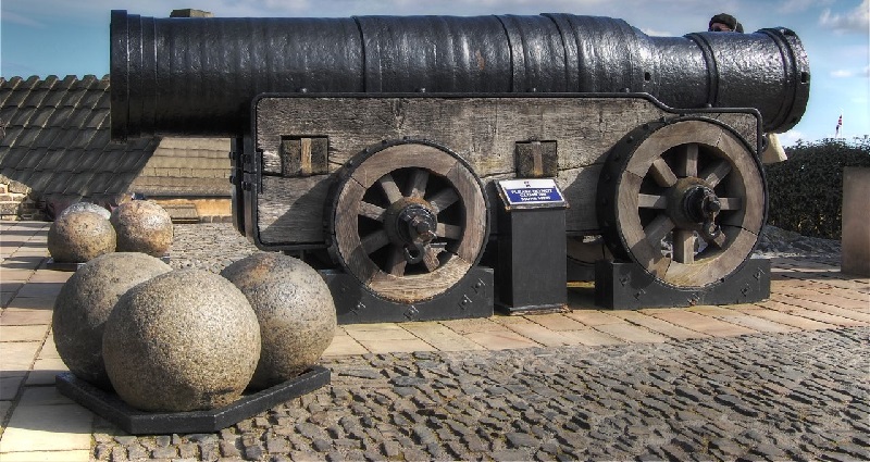 Mons_Meg,_Medieval_Bombard,_Edinburgh,_Scotland._Pic_01.jpg