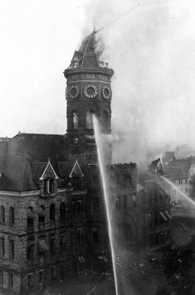 Old-State-Capitol-Building-on-fire-Olympia-September-8-1928.jpg
