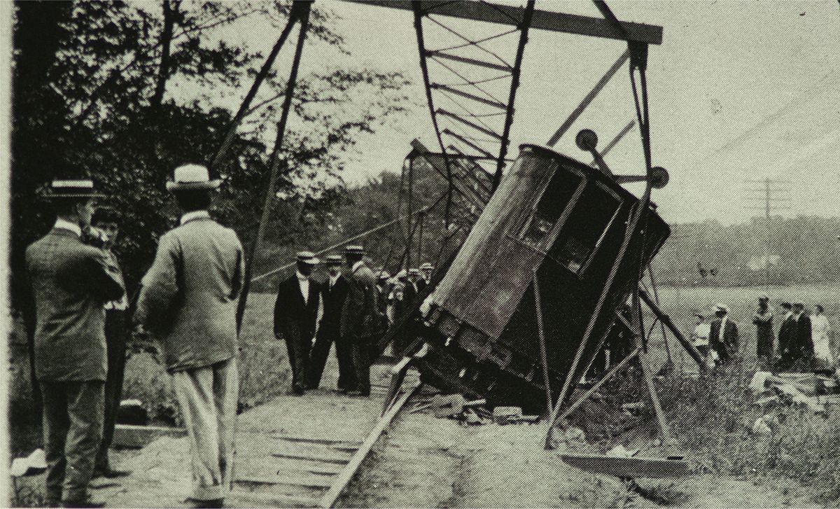 Pelham_Park_Railroad_monorail_flying_lady_derailment_1910.jpg