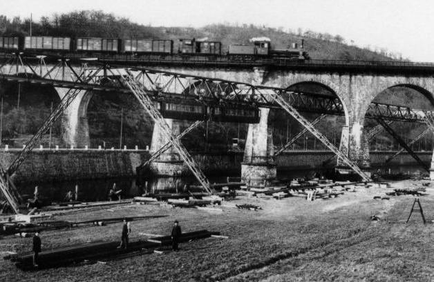 Schwebebahn-construction.jpg