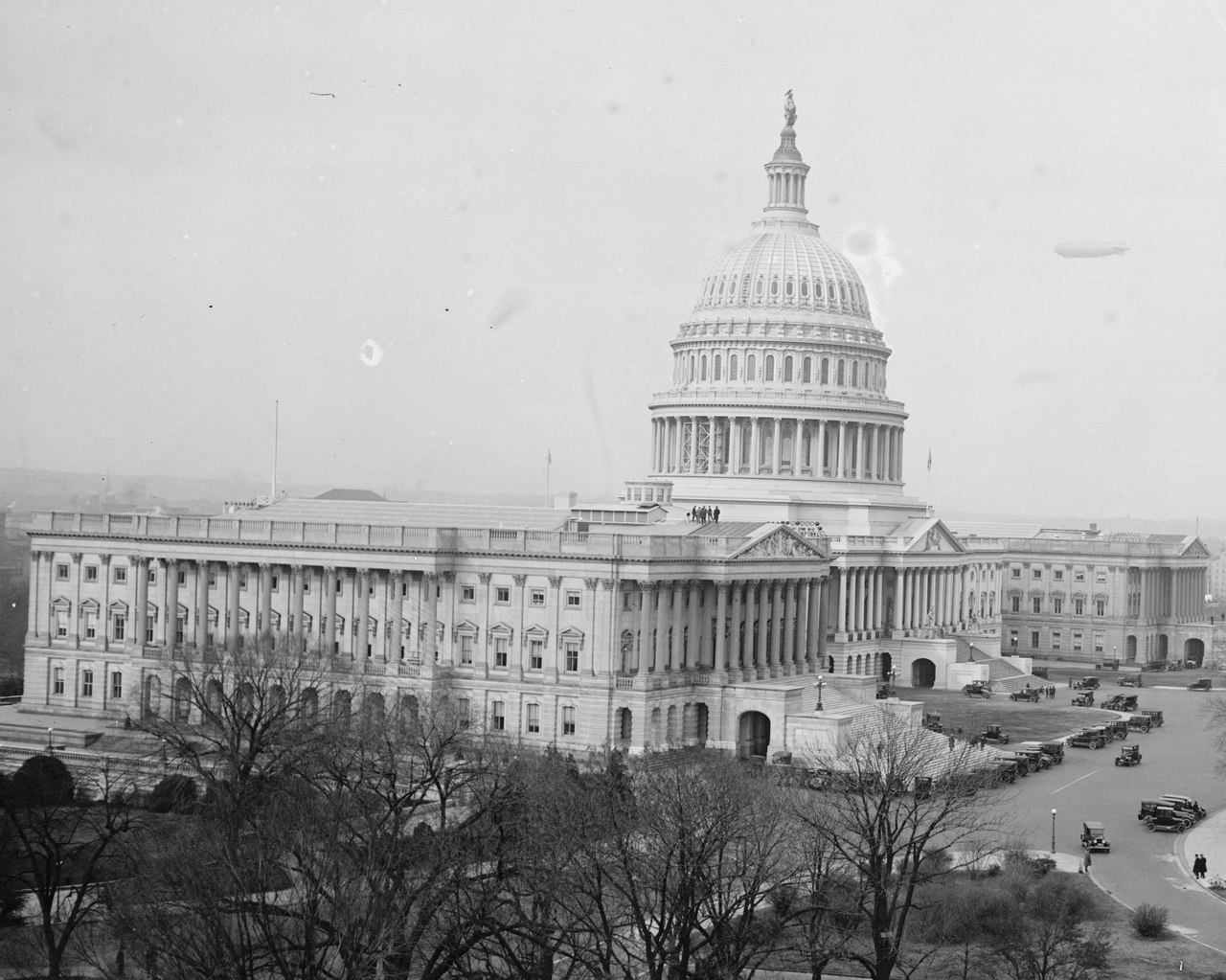 US_Capitol_on_25_November_1924_with_the_USS_Los_Angeles_ZR-3_26474u.jpg