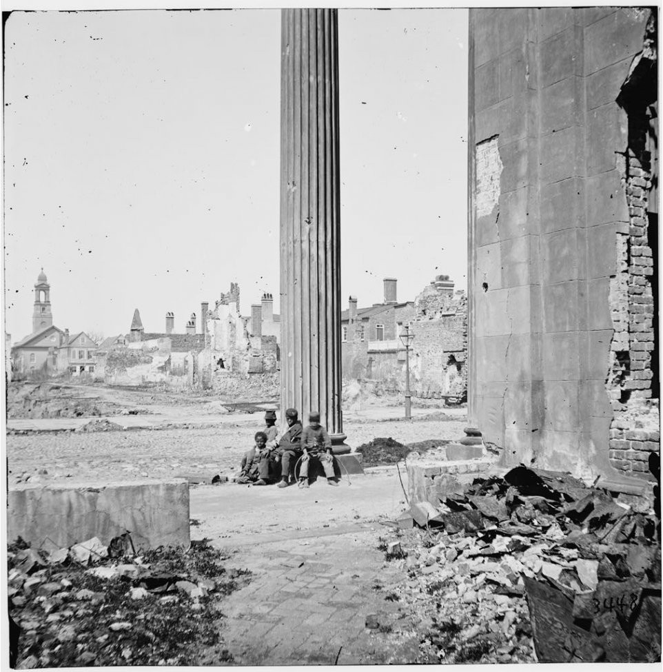 Вид на разрушенные здания через крыльцо Круговой церкви (150 Meeting Street) - Charlesto ... jpg