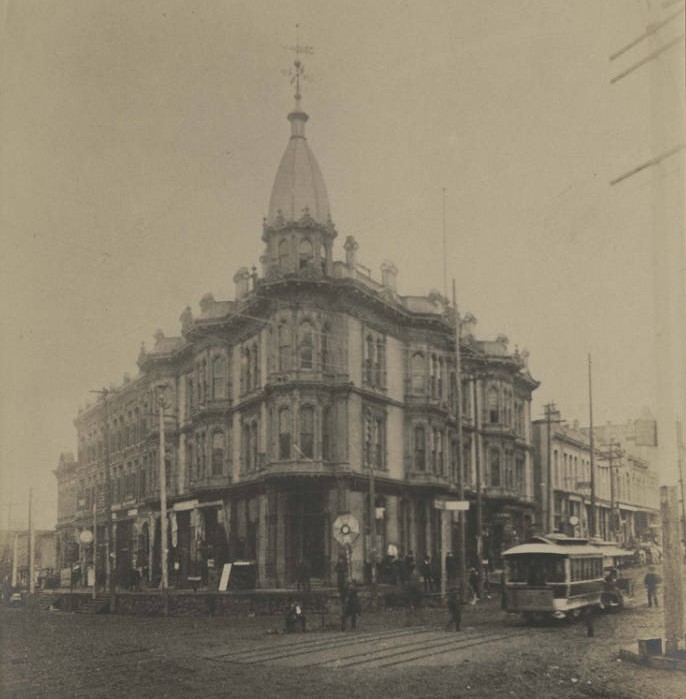 Yesler-Leary_Building_on_1st_Ave,_ca_1885.jpg
