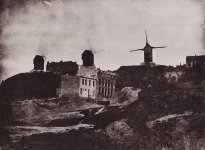 1280px-Bayard,_Hippolyte_-_Rue_Tholozé_mit_den_drei_Windmühlen_von_Montmartre_1843.jpg