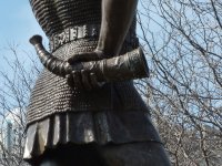 Leif_Ericson_statue_in_Milwaukee,_rear_view_detail.JPG