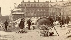 Column of Place Vendôme  shortly after it falls